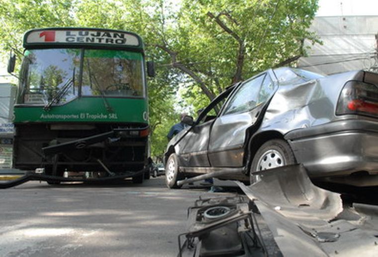 El colectivo embistió al auto porque este no frenó en la esquina. Foto: Pachy Reynoso / MDZ