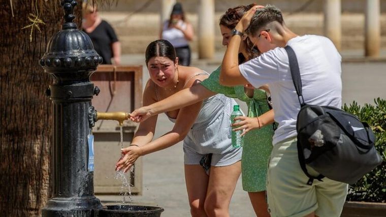 La ola de calor obliga a tomar medidas para cuidar la salud. Foto: Megacadena