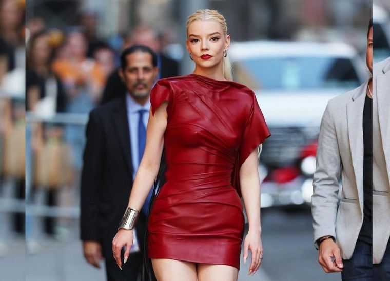 ¡Mega inspiración! Anya Taylor Joy se anima a combinar shorts de cuero y botas altas para esta temporada Foto: Instagram