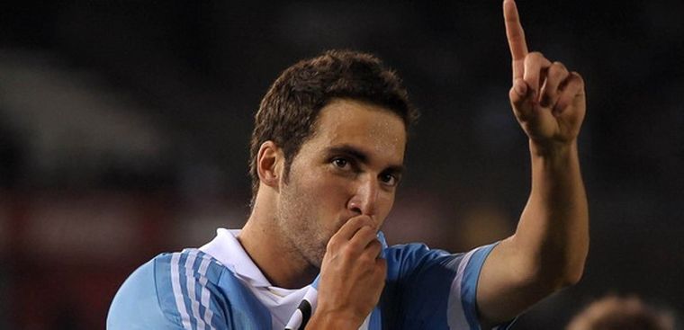 Gonzalo Higuaín convirtió tres tantos ante Chile. Foto: Télam