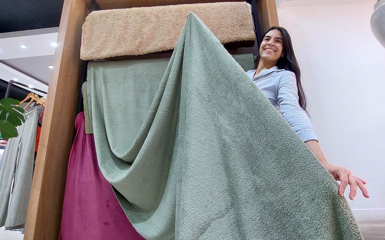 Una tela que se dejó de usar pero volvió con fuerza y con variedad de colores: el corderoy con corderito o plush desde 11.300$ el metro. Una tela que se dejó de usar pero volvió con fuerza y con variedad de colores: el corderoy con corderito o plush desde 11.300$ el metro.