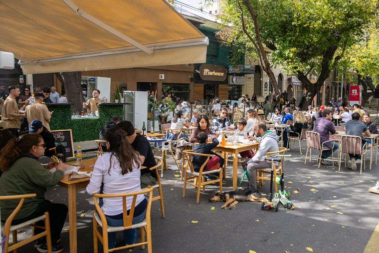 La peatonal de la calle Sarmiento los domingos fue un éxito.  La peatonal de la calle Sarmiento los domingos fue un éxito.