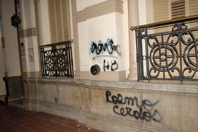 MDZol | Las pintadas en la sede del MEDH. Foto: Nacho Gaffuri / MDZ