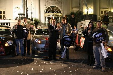 MDZol | Los ganadores y sus nuevos autos. Darío Mejía junto a Nick Hughes -gerente del casino-, Aldo Saettone -director de Marketing- y Alejandro Giménez, y Kattiza Rojas -gerente RRPP- junto a Rolando Rueda. Foto: Gentileza