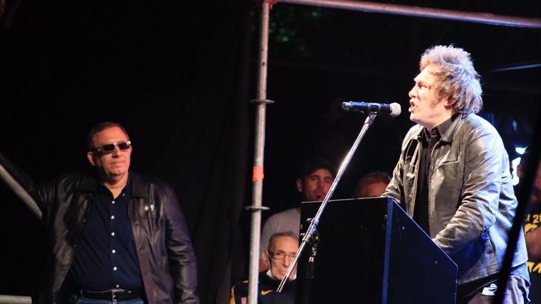 Carlos Maslatón junto a Javier Milei en un acto Foto: Twitter @carlosmaslaton