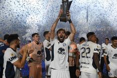 Tonetto, un referente de la Lepra y del fútbol mendocino, con la Copa Argentina.&nbsp;