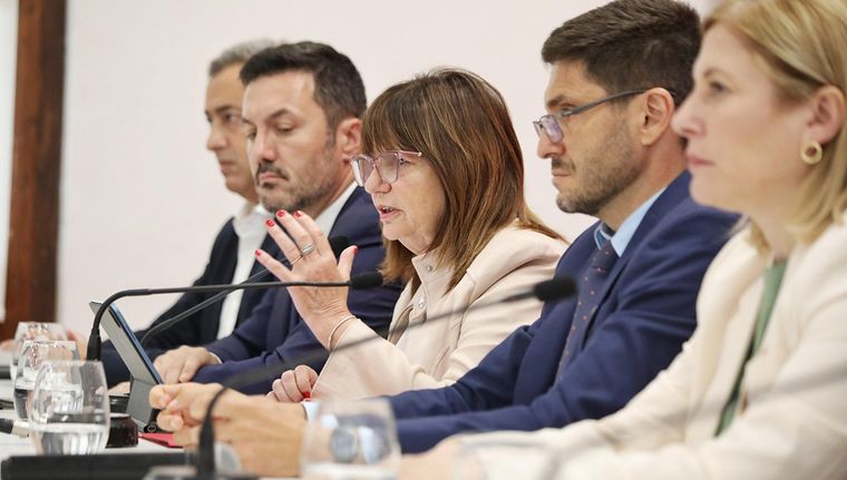 Luis Petri, ministro de Defensa, Patricia Bullrich, ministra de Seguridad, y Maximiliano Pullaro, gobernador de Santa Fe, durante la conferencia de prensa Foto: Presidencia