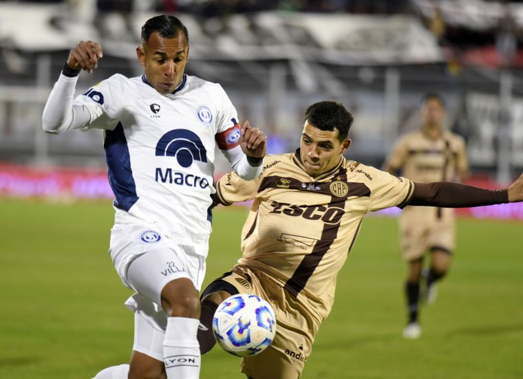 Sebastián Villa en el duelo entre la Lepra y Platense por la Copa Argentina que se disputó en la cancha de Newells Old Boys.