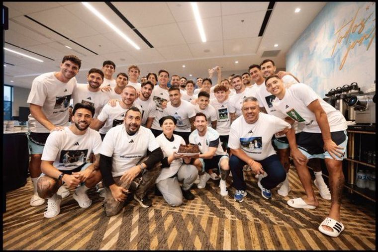 El regalo sorpresa que emocionó a Lionel Messi en su cumpleaños. Chiqui Tapia y los cocineros (Diego Iacovone y Antonia Farías) también posaron con Leo. El regalo sorpresa que emocionó a Lionel Messi en su cumpleaños. Chiqui Tapia y los cocineros (Diego Iacovone y Antonia Farías) también posaron con Leo.