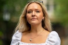 Kate Isaacs es una activista británica que hace campaña contra la pornografía no consentida. Kate Isaacs es una activista británica que hace campaña contra la pornografía no consentida.