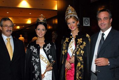 MDZol | El gerente de Sheraton, Alejandro Du Belloy, y el secretario de Turismo, Luis Böhm, junto a las flamantes Reina y Virreina Nacionales 2009. Foto: Pachy Reynoso / MDZ