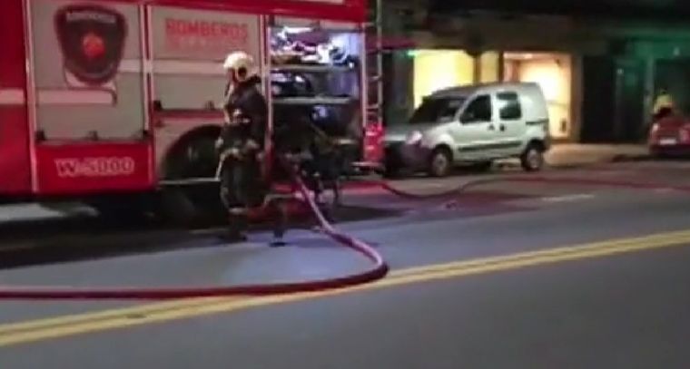 El fuego comenzó durante la madrugada, en el interior de uno de los departamentos del edificio, y en pocos minutos el humo se expandió por los pisos superiores.