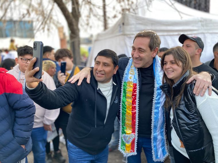 El intendente de La Plata, Julio Garro participando de la festividad e la Virgen de Copacabana con la comunidad boliviana platense Foto: Twitter