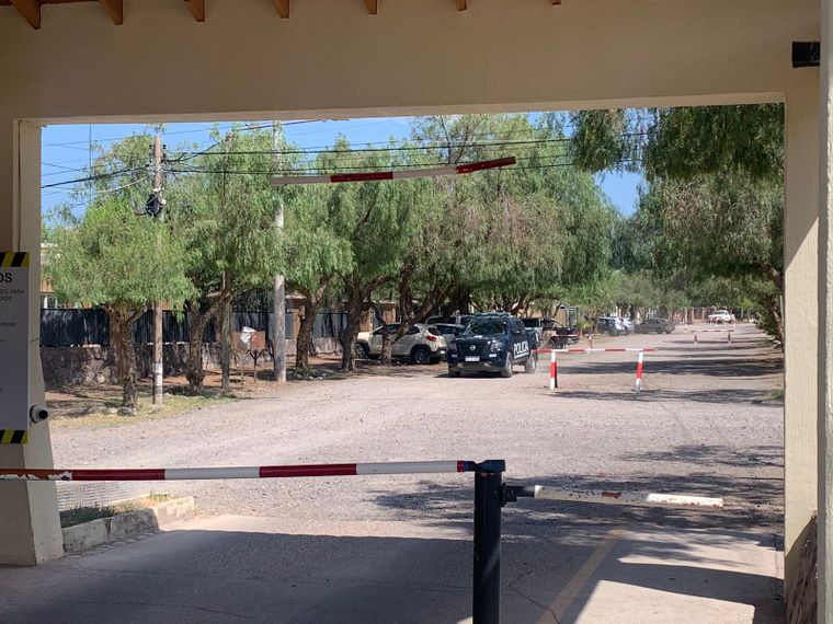 Las movilidades policiales dentro del barrio Capilla del Cerro. Las movilidades policiales dentro del barrio Capilla del Cerro.