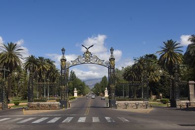 MDZol | La entrada al parque General San Martín. (seis)