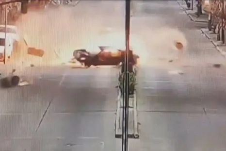 Imágenes captadas por cámaras de seguridad de la zona revelan el dramático accidente. Imágenes captadas por cámaras de seguridad de la zona revelan el dramático accidente.