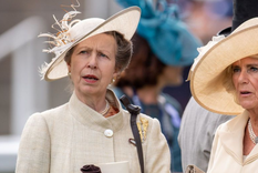 Andrew Parker Bowles y la princesa Ana tuvieron un romance de poco más de año y el joven era el yerno ideal para la reina Isabel II: un integrante de la Armada británica, jugaba al polo y nació en una familia muy bien posicionada. Foto: Cosmopolitan - https://hips.hearstapps.com/hmg-prod.s3.amazonaws.com/images/princess-anne-andrew-parker-bowles-the-crown-relationship-camilla-charles-1574438988.jpg