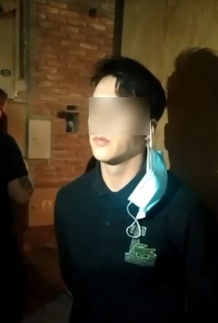 El joven fue detenido por las autoridades. Gastronómicos de la zona dicen que la modalidad que utilizó es muy común