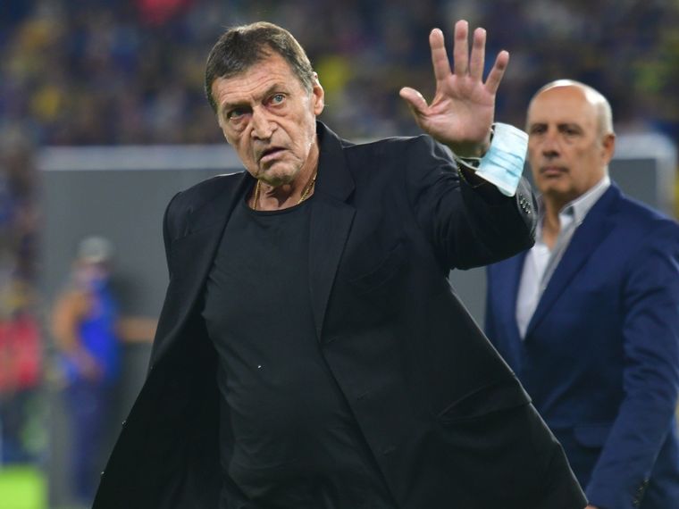 Falcioni apuntó contra la terna arbitral. Foto: Télam