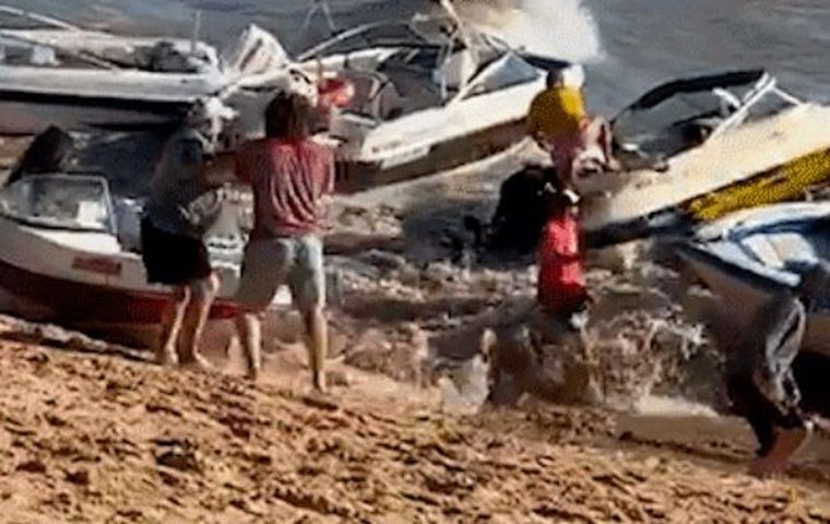Una ola gigante produjo un choque de lanchas en el río Paraná