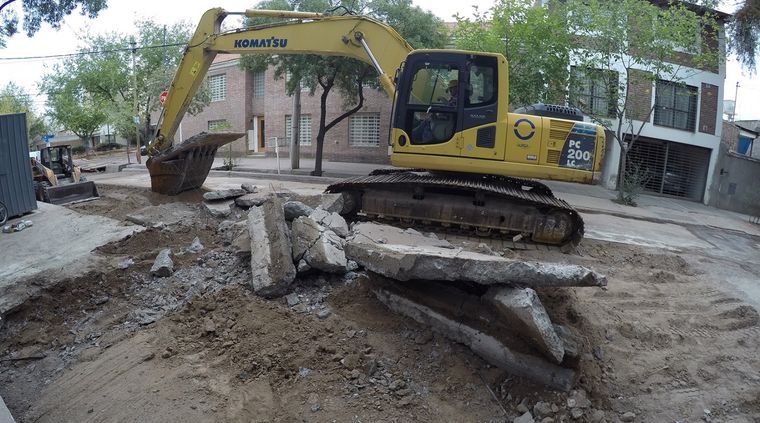 Los caños rotos son parte del paisaje urbano de Mendoza. Hay casi un trabajo de arqueología para descubrir los problemas. Foto: ALF PONCE MERCADO / MDZ