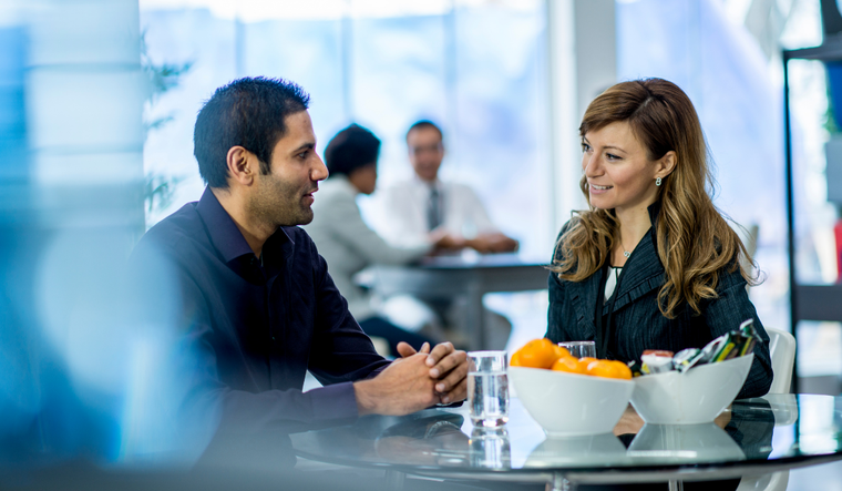 Pequeños gestos como prolongar conversaciones, ofrecer ayuda de manera recurrente o mostrarse especialmente atentos son conductas que pueden indicar una conexión distinta entre compañeros de trabajo.