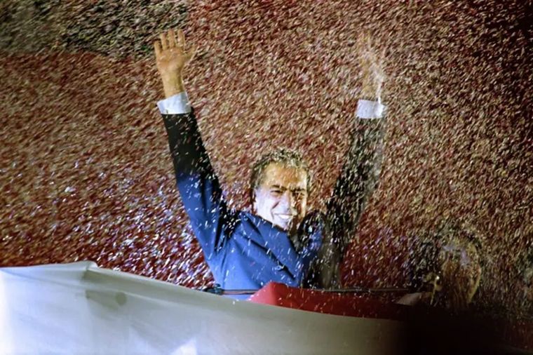 Mario Vargas Llosa durante su campaña presidencial en 1990 en Perú. Foto: Getty Images
