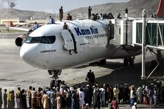 Miles de personas siguen apostadas en el aeropuerto de Kabul. Foto: GlobalTimes.