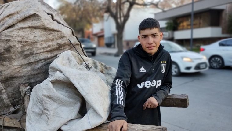 Alexis recorre más de 20 kilómetros por día para buscar cartón. Foto: Pablo Icardi