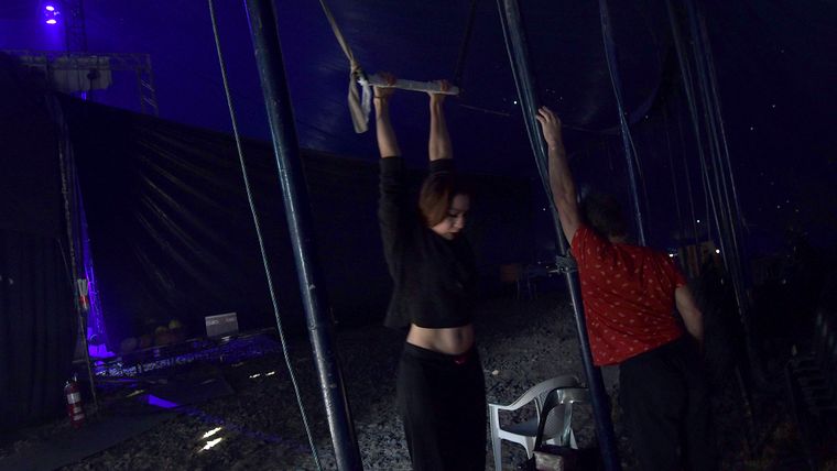 La pareja de trapecistas se prepara y entrena; su legado continúa con sus hijos. La pareja de trapecistas se prepara y entrena; su legado continúa con sus hijos.