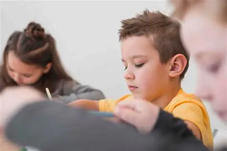 Como el lenguaje es la base para el aprendizaje y la socialización, su alteración puede generar problemas de conducta, de atención y de vínculos. Como el lenguaje es la base para el aprendizaje y la socialización, su alteración puede generar problemas de conducta, de atención y de vínculos.