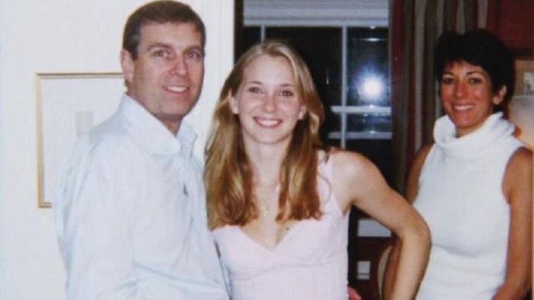 La famosa foto del ahora expríncipe Andrés y Virginia Giuffre, tomada hace 25 años. Archivo causa La famosa foto del ahora expríncipe Andrés y Virginia Giuffre, tomada hace 25 años. Archivo causa