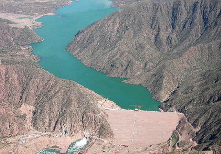 El color turquesa de Potrerillos cambiaría al verde por el aporte cloacal.