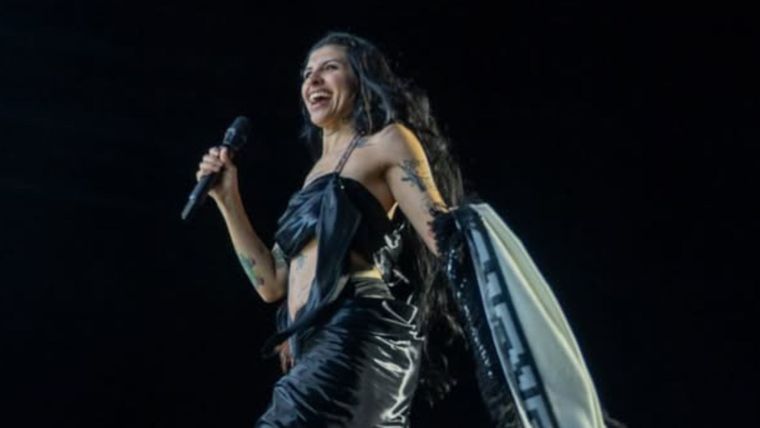 Con poncho, Cazzu lo dejó todo en el Cosquín 2026. / Archivo