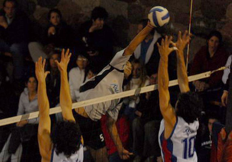 Regatas y Tunuyán chocan esta tarde por la final del Torneo Vendimia de caballeros. Foto: MDZ