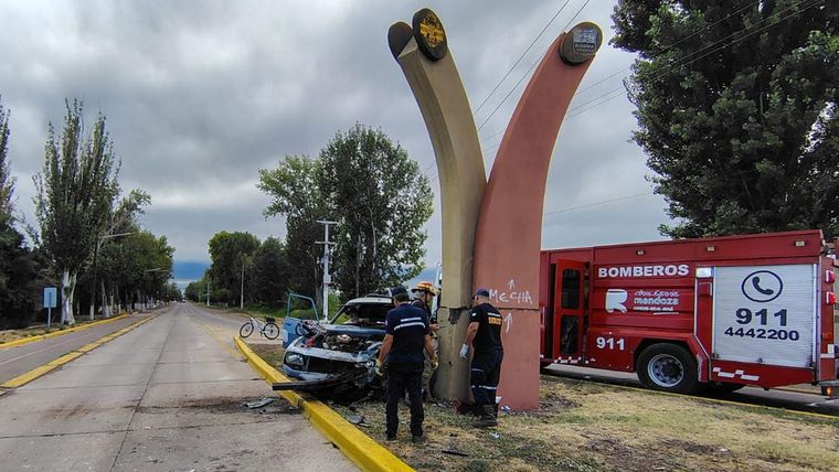 El choque del auto contra el monumento de Junín. Foto: Ministerio de Seguridad