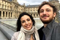 es argentina, emigro a paris con el amor de su vida y esta viviendo su cuento de hadas