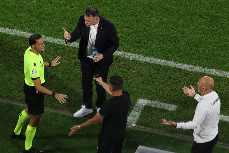 El DT apuntó contra el equipo arbitral del encuentro. Foto: EFE