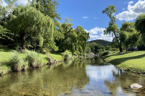 El río Trapiche forma balnearios naturales en distintos sectores del pueblo. El río Trapiche forma balnearios naturales en distintos sectores del pueblo.