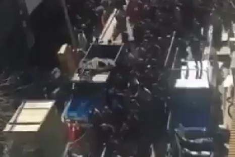 Tensión en Teherán tras la crisis económica: comerciantes protestaron en la calle y hubo gases lacrimógenos