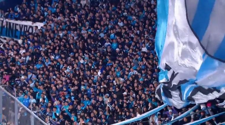 La gente de Racing le dedicó una canción a Maxi Salas.