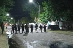 La policía intervino para intentar calmar a los vecinos más enardecidos en la ciudad de Saladillo Foto: NA La policía intervino para intentar calmar a los vecinos más enardecidos en la ciudad de Saladillo Foto: NA