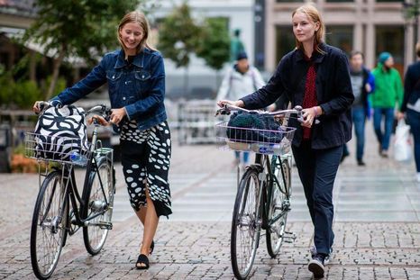 Noruega produce y exporta petróleo y gas, pero su consumo interno se basa principalmente en energías limpias. Noruega produce y exporta petróleo y gas, pero su consumo interno se basa principalmente en energías limpias.
