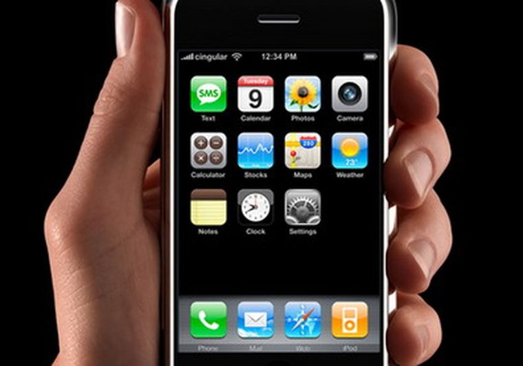 Pocas personas se acercaron a comprar el celular durante la mañana. Foto: web