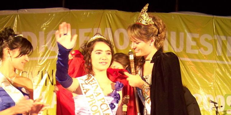 Marina Villarroel es coronada por la Reina Departamental de la Vendimia, Vanina Testa.