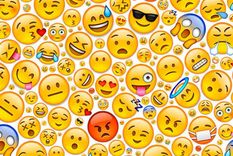 Los emojis, especialmente aquellos que contienen expresiones o gestos con las manos, pueden interpretarse de manera diferente según la  cultura. Foto: Archivo MDZ