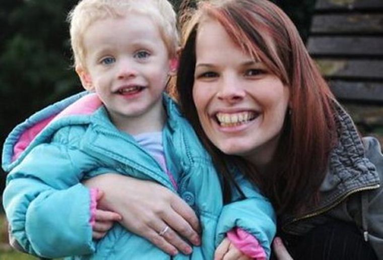 La niña de dos años junto a su madre. Foto: web