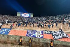 una fiesta sin pausa: la hinchada de independiente rivadavia jugo su propio partido