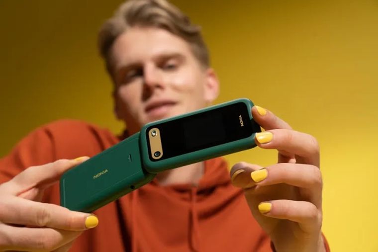 Nokia 2660 Flip: formato plegable tradicional con bot&oacute;n de emergencia y bater&iacute;a de larga duraci&oacute;n.