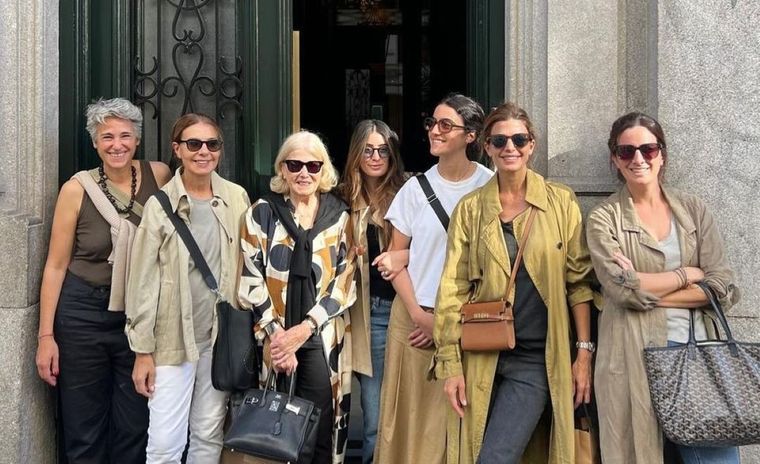 Conoce el gran estilo de las mujeres que acompañan a Juliana Awada en su viaje familiar Foto: Instagram